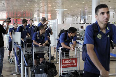 שחקני מכבי תל אביב מתכוננים לטיסה לאיסטנבול (צילום: אורן אהרוני) (צילום: אורן אהרוני)