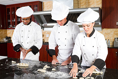 להיות טבח זה לעבוד, לא להיות סלבריטאי (צילום: Shutterstock) (צילום: Shutterstock)