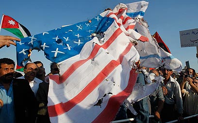 קורעים את הדגלים. ליד שגרירות ארה"ב בעמאן (צילום: רויטרס) (צילום: רויטרס)