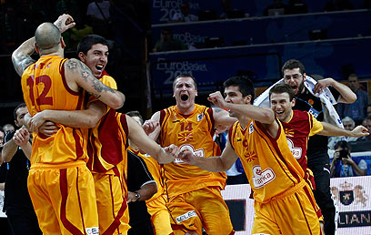 "ההישג הגדול ביותר בתולדות המדינה". שחקני מקדוניה בסיום (צילום: רויטרס) (צילום: רויטרס)