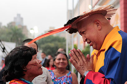 נשיא ונצואלה עם "כובע מרפא" אינדיאני (צילום: AP) (צילום: AP)