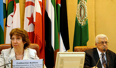 ינאם בעצרת ויגיש בקשה למדינה. אבו מאזן עם קתרין אשטון בקהיר (צילום: AFP) (צילום: AFP)