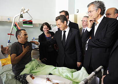 סרקוזי וקמרון מבקרים בבית חולים בטריפולי (צילום: AFP) (צילום: AFP)