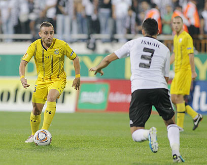 רפי דהאן, בדרך לשער של בשיקטאש (צילום: ראובן שוורץ)