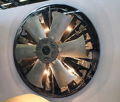 מנורת קיר מחלקי מנוע של מטוס ישן (צילום: יפה עירון קוץ) (צילום: יפה עירון קוץ)