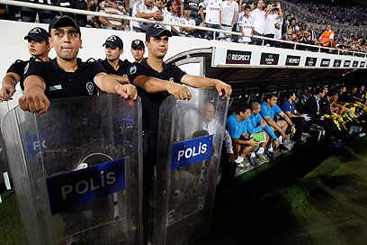 השוטרים באצטדיון ליד שחקני מכבי תל-אביב (צילום: AFP) (צילום: AFP)