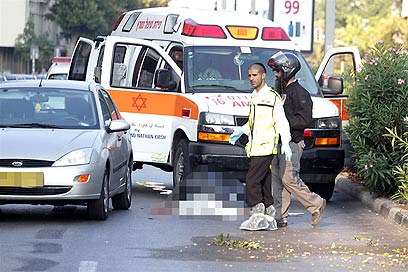 זירת התאונה ברחוב פנקס בת"א. מצוד אחר הג'יפ (צילום: עופר עמרם) (צילום: עופר עמרם)