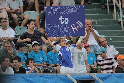 אוהד נבחרת ישראל באצטדיון ברמת השרון (צילום: אורן אהורני) (צילום: אורן אהורני)