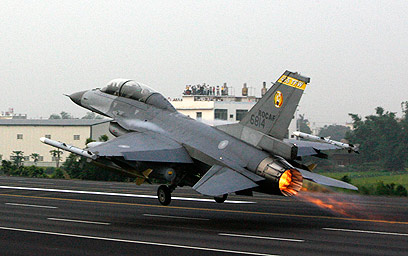 החלטת ארה"ב לחמש את האי הכעיסה הסינים. F-16 של צבא טיוואן (צילום: רויטרס) (צילום: רויטרס)