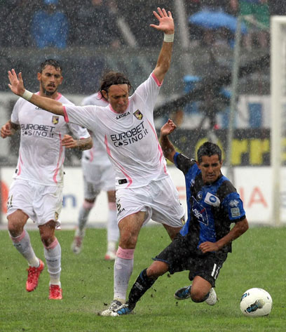 השחקנים מתקשים להתמודד עם הגשם, היום (צילום: AP) (צילום: AP)