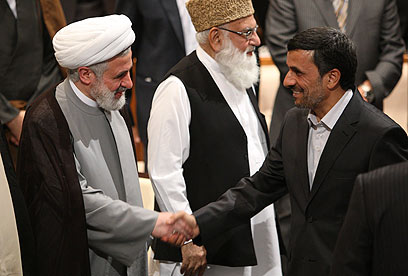 עם אחמדינג'אד בטהרן (צילום: AP) (צילום: AP)