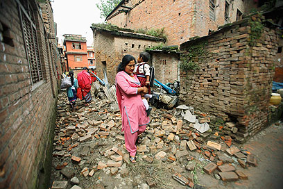 מוקד הרעש נרשם במדינת סיקים בהודו. הרס בעיר בקטפור בנפאל  (צילום: רויטרס) (צילום: רויטרס)