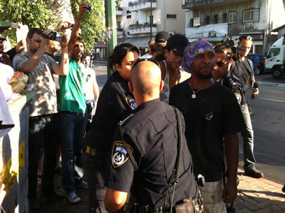 עימות בין שוטרים למפגינים, אתמול בדרום תל אביב (צילום: יואב מלכה) (צילום: יואב מלכה)