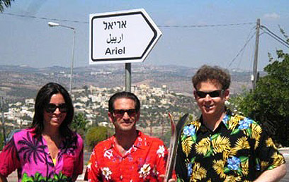 ליאור שליין, גורי אלפי ואורנה בנאי עם הפנים לאריאל (צילום: ערוץ 2) (צילום: ערוץ 2)