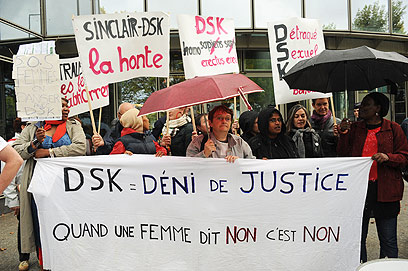 "כשאשה אומרת לא, זה לא". הפגנת פמיניסטיות נגד שטראוס-קאהן (צילום: MCT) (צילום: MCT)