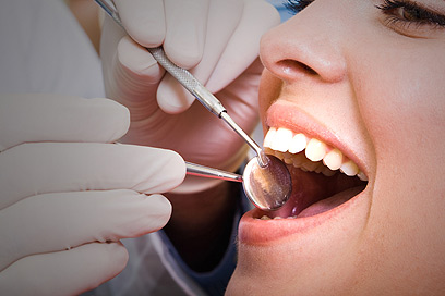 צחוקים אצל רופא השיניים (צילום: shutterstock) (צילום: shutterstock)