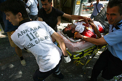 פינוי הפצועים אחרי הפיגוע. ארדואן בניו-יורק (צילום: רויטרס) (צילום: רויטרס)