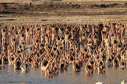 מאות ישראלים עירומים בים המלח, בספטמבר האחרון  (צילום: אלכס קולומויסקי) (צילום: אלכס קולומויסקי)