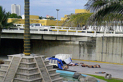 חלק מהקורבנות - בעלי רקע פלילי. מקום השלכת הגופות בבוקה דל ריו (צילום: EPA) (צילום: EPA)