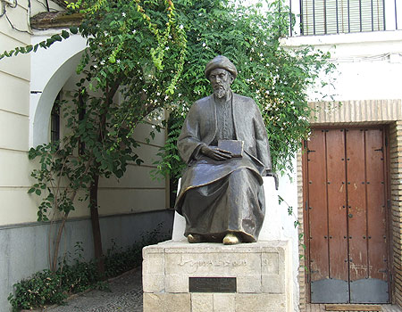 פסל הרמבם בכיכר "טבריה" בקורדובה, ליד בית הכנסת (צילום: יואב גלזנר) (צילום: יואב גלזנר)