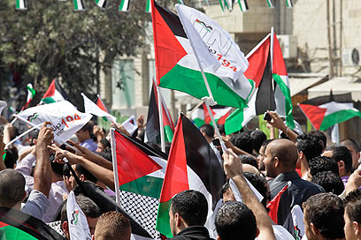 פלסטינים ברמאללה מנופפים בדגלי הרשות              (צילום: נועם מושקוביץ) (צילום: נועם מושקוביץ)
