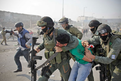 IDF troops arrest rioter at Qalandiya (Photo: Noam Moshkovitz)