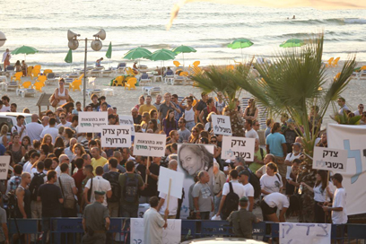 הפגנה למען לי זיתוני מול שגרירות צרפת בתל-אביב (צילום: מוטי קמחי) (צילום: מוטי קמחי)
