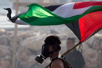 פלסטינים ניסו לעמוד גם מול האמצעים לפיזור הפגנות (צילום: רויטרס) (צילום: רויטרס)