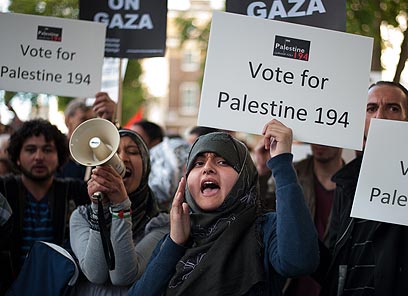 מפגינים ומפגינות למען עצמאות פלסטינית, היום בלונדון (צילום: AFP) (צילום: AFP)