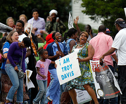 מפגינים למען טרוי דיוויס (צילום: AP) (צילום: AP)