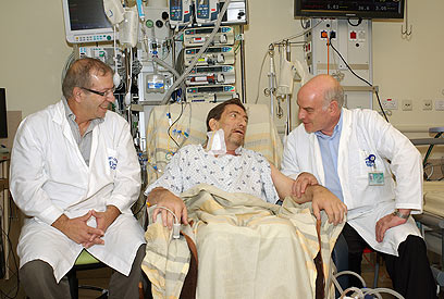 מיכאל שנדרוביץ עם המנתחים, פרופ' ג'יי לביא (מימין) וד"ר יגאל כסיף (צילום: יעקב לויט) (צילום: יעקב לויט)