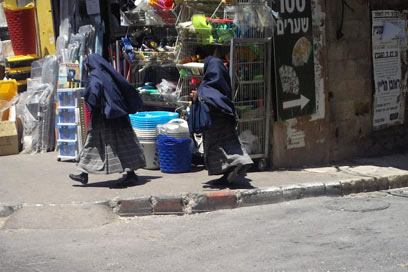 צולם בירושלים: ילדות קטנות בלבוש טליבאני (צילום: יצחק טסלר) (צילום: יצחק טסלר)