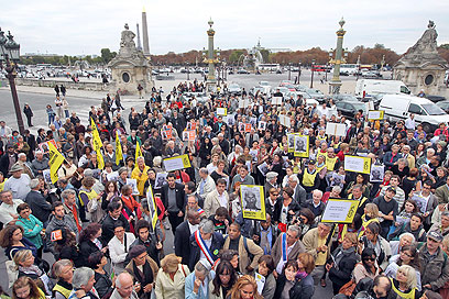 לא נשארו אדישים. מפגינים בפריז למען דיוויס (צילום: AFP) (צילום: AFP)