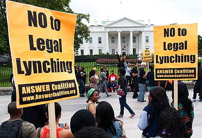 "לא ללינץ' חוקי". מפגינים מול הבית הלבן בוושינגטון (צילום: AFP) (צילום: AFP)