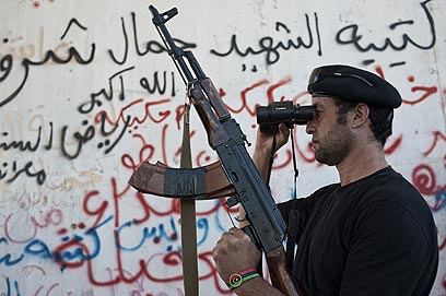 ממשיכים לרדוף אחר נאמני קדאפי. מורד לובי בעיר סירת (צילום: MCT) (צילום: MCT)