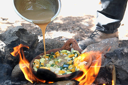 ירקות מוקפצים בטחינה, על האש (צילום: אסף רונן) (צילום: אסף רונן)