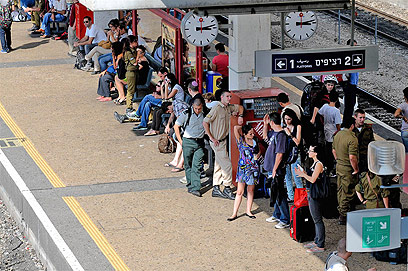 החיילים אשמים בכשלי הרכבת? על הרציף בתל-אביב (צילום: ירון ברנר) (צילום: ירון ברנר)