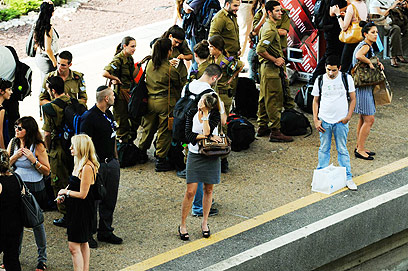 על הרציף בתל-אביב אתמול. השיבושים נמשכים (צילום: ירון ברנר) (צילום: ירון ברנר)