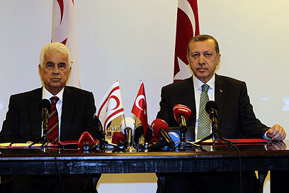 ארדואן ונשיא קפריסין הטורקית ארולו. חשש מאובדן הרווחים (צילום: רויטרס) (צילום: רויטרס)