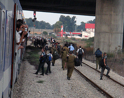 עבירה פלילית של כליאת שווא. הנוסעים צעדו על המסילה  (צילום: ארטיום דגל ) (צילום: ארטיום דגל )