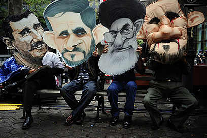 מפגינים נגד אחמדינג'אד, חמינאי ואסד מחוץ לעצרת האו"ם (צילום: AFP) (צילום: AFP)