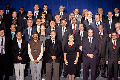 אובמה והמנהיגים. זה לא פוטושופ (צילום:MCT) (צילום:MCT)