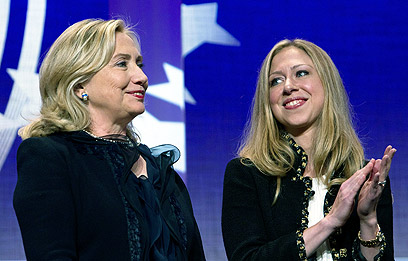 סייעה לאמה בקמפיין לנשיאות ב-2008. הילרי וצ'לסי קלינטון (צילום: AFP) (צילום: AFP)