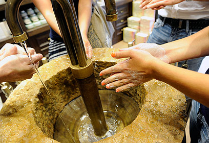 באר במרכז החנות. הלקוחות שוטפים בה ידיים (צילום: ג'וזפה ארסו GIUSEPPE ARESU) (צילום: ג'וזפה ארסו GIUSEPPE ARESU)