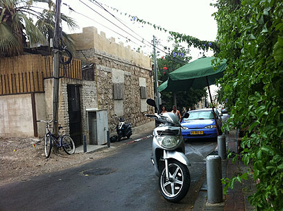 המדרכה והכביש לחים בשכונת נווה צדק בתל-אביב (צילום: רזניק) (צילום: רזניק)