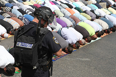 Muslims pray on Mount (Photo: Ohad Zoigenberg)