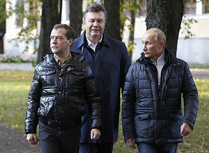 פוטין ומדבדב יחד עם נשיא אוקראינה (צילום: AFP) (צילום: AFP)