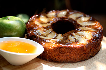 חתיכה וטעימה - עוגת דבש של פיס אוף קייק (צילום: דבורה אורבך ) (צילום: דבורה אורבך )