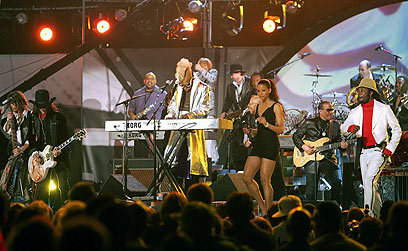 סטון (מנגן בקלידים) מופיע בטקס פרסי הגראמי ב-2006 (צילום: gettyimages ) (צילום: gettyimages )