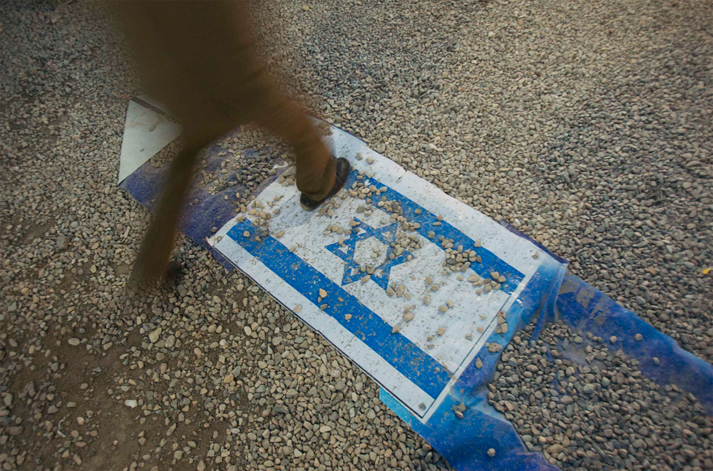 שכולם ידרכו. דגל ישראל על המדרכה באיראן (צילום: רויטרס) (צילום: רויטרס)